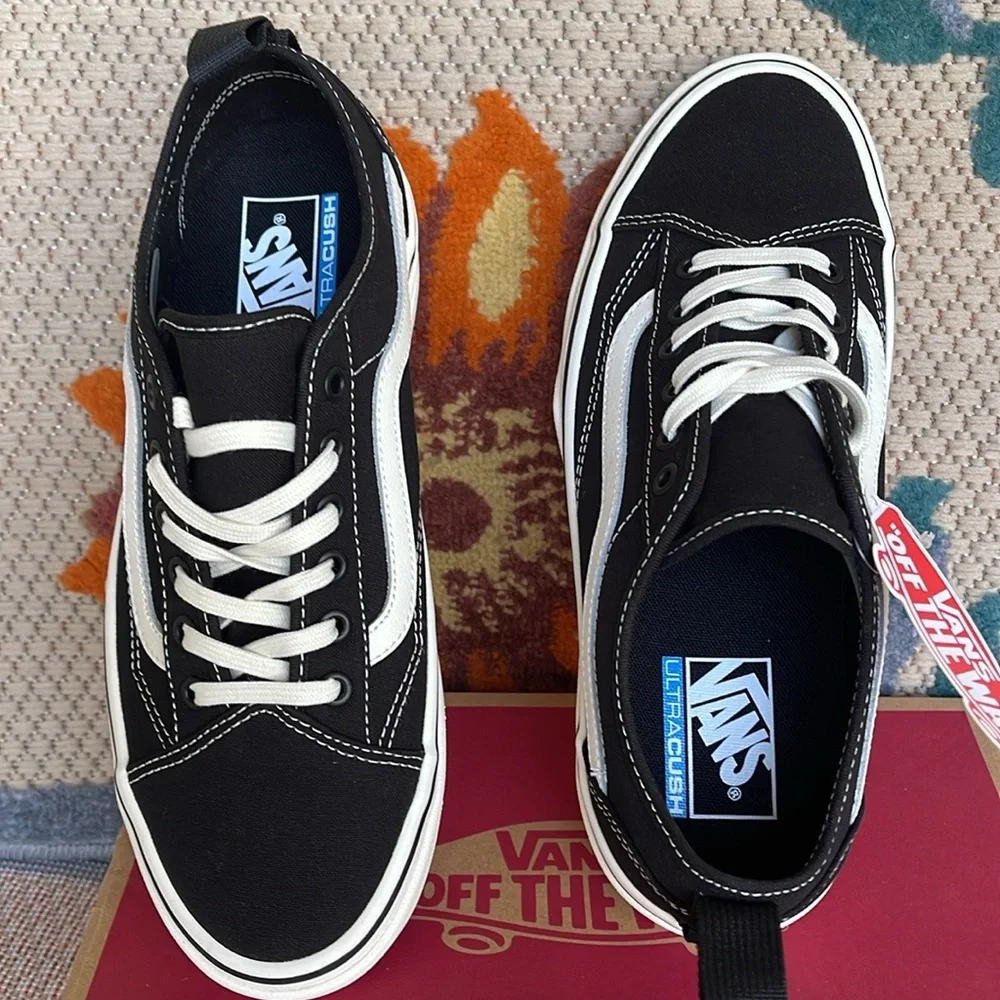 Vans Men’s Sentry Old Skool (Canvas) Black/Marshmallow
VN0A5KR3VQE
Sneakers - Picture 14 of 16